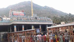 திருவண்ணாமலை தீபத்திருவிழா 2019: துர்க்கையம்மன் உற்சவம் தொடங்கி சண்டிகேஸ்வரர் வரை கோலாகலம் 