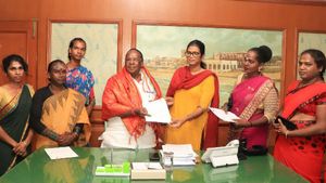 புதுச்சேரியை பேசாம திருநங்கைன்னு சொல்லிடுங்களேன்.. நாராயணசாமி  அதிரடி கோரிக்கை!