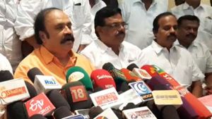 விரைவில் சிறையிலிருந்து சசிகலா வெளியே வருவார்.. அதிமுகவிலும் ஆட்சியாளர்களுடனும் இணைவார்.. புகழேந்தி 