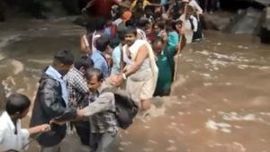 திடீர் வெள்ளப்பெருக்கு.. சதுரகிரி மலைக்கோயிலுக்கு சென்ற 100க்கு மேற்பட்ட பக்தர்கள்  தவிப்பு 