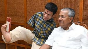 உலகின் ஈடு இணையற்ற செல்பி.. வைரலாகும் கேரள முதல்வரின் போட்டோ.. குவியும் பாராட்டு! 