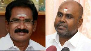 மதுரையில் நடக்கும் அதிகார மோதல்... செல்லூர் ராஜூ vs ஆர்.பி.உதயகுமார் 