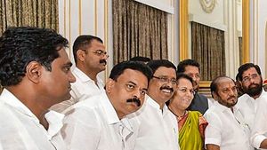 மும்பையிலும் கூவத்தூர் பார்முலா.. பாஜகவை அலறவிடும் சிவசேனா.. நட்சத்திர ஓட்டலில் எம்எல்ஏக்கள் 