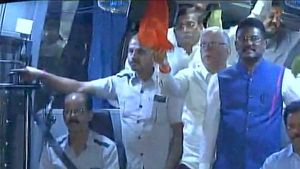 வெற்றி வெற்றி.. பேருந்தில் கொண்டாட்டமாக ஆடிக்கொண்டு வந்த சிவசேனா ஆதரவு எம்எல்ஏக்கள்..  ஒரே ஜாலி! 