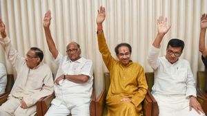 வேலைவாய்ப்பில் மராட்டியர்களுக்கு 80% கோட்டா, 1 ரூபாய் க்ளீனிக், மதசார்பின்மை: சிவசேனா கூட்டணி அதிரடி