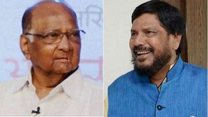 மகாராஷ்டிராவில் திருப்பம்.. சரத் பவாருடன் பாஜக அமைச்சர் ராம்தாஸ் அத்வாலே சந்திப்பு..புது கூட்டணியா? 