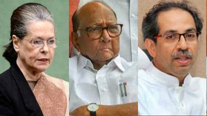 பட்னாவிஸ் அரசு பெரும்பான்மையை நிரூபிக்க 3 கட்சிகள் உச்சநீதிமன்றத்தில் அவசர வழக்கு.. நாளை விசாரணை 