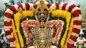 முருகர் சிலையின் முகத்தில் வியர்வைத் துளிகள்.. பக்தர்கள் பரவசம்.. புதுச்சேரியில்!