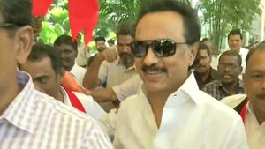 மேளதாளத்துடன் ஸ்டாலினுக்கு ஸ்பெஷல் வரவேற்பு கொடுத்த சிவசேனா.. விழாவிற்காக புத்தம் புதிய லுக்! 