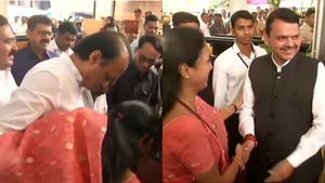 மீண்டு(ம்) வந்த அண்ணன் அஜித்பவாரை கட்டி தழுவி வரவேற்ற சுப்ரியா சுலே.. பட்னவீஸுக்கும் உற்சாக வரவேற்பு