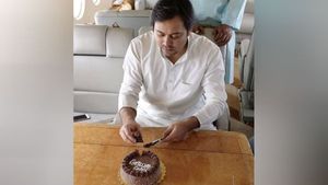 சிறையில் வாடும் தந்தை லாலு.. நடுவானில் பிறந்தநாள் கொண்டாடி அமர்க்களப்படுத்திய மகன் தேஜஸ்வி! 