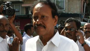 தம்பிதுரையை கட்டாயப்படுத்தி கரூருக்கு அனுப்பிய இ.பி.எஸ்... காரணம் என்ன? 