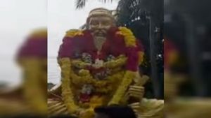 பிள்ளையார்பட்டி திருவள்ளுவர் சிலைக்கு ருத்ராட்ச மாலை, காவி துண்டு அணிவித்த அர்ஜுன் சம்பத்.. பரபரப்பு