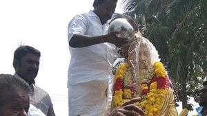 தொண்டர்களுடன் சென்ற பாஜக கருப்பு முருகானந்தம்.. வள்ளுவர் சிலைக்கு பால் அபிஷேகம்.. பரபர நடவடிக்கை! 