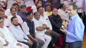 யாரென்று தெரிகிறதா! இதுதான் சிவசேனாவின் பலம்.. 162 எம்எல்ஏக்கள் முன்னிலையில் உத்தவ் தாக்கரே கர்ஜனை! 