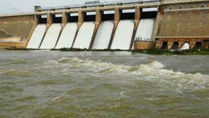 வைகை ஆற்றில் கரைபுரண்டோடும் தண்ணீர்.. 2 பாலங்கள் மூழ்கியது.. வெள்ள அபாய எச்சரிக்கை! 