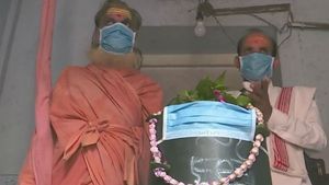 அவர் நல்லா இருந்தால்.. ஆல் இஸ் வெல்.. சிவலிங்கத்துக்கு மாஸ்க்.. உ.பி.யில் கலகல! 
