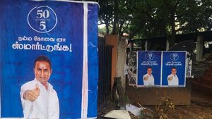 நம்ம கோவைனா ஸ்மார்ட்டுங்க.. தம்ஸ் அப் போஸ்.. கலக்கும் அமைச்சர் வேலுமணி போஸ்டர்.. ஆமா அது என்ன 50/5? 