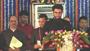 மகா. அமைச்சரவை விரிவாக்கம்: ஆதித்யா தாக்கரேவும் அமைச்சரானார்- மீண்டும் துணை முதல்வராக அஜித் பவார்! 