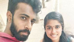 நடுக்காட்டில்.. மரத்தில் அழுகி தொங்கிய சடலங்கள்.. பெங்களூரு அருகே பரபரப்பு! 