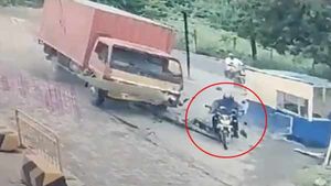 கிருஷ்ணகிரி டோல்கேட் பூத்தை அப்படியே இழுத்து சென்ற லாரி.. இருவர் பலி.. பதறவைக்கும் வீடியோ 