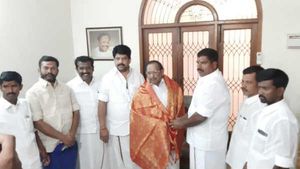 மக்கள் திமுக பக்கம்..  அப்படியே அதிமுகவிலிருந்து டைவ் அடித்த உள்ளாட்சி வேட்பாளர்! 