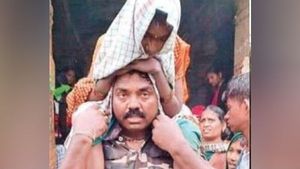 ஏழுமலையான் கோயிலில் மயங்கி விழுந்த பெண்.. 4 கி.மீ. தூரம் தோளில் சுமந்த போலீஸ்காரர்.. நெகிழ்ச்சி 