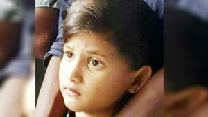 அக்கா துப்பட்டாவில் ஊஞ்சலாடிய தம்பி..  கழுத்தை இறுக்கி.. மூச்சு திணறி.. பரிதாப மரணம்! 