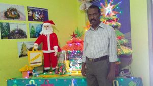 700 துணி பைகளை கொண்டு கிறிஸ்துமஸ் குடில்.. ஆசிரியர் அசத்தல்! 