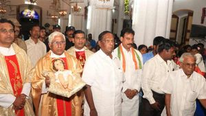 தமிழ், ஆங்கிலம், பிரெஞ்சில் சிறப்பு பிரார்த்தனை.. புதுச்சேரியில் ஹேப்பி கிறிஸ்துமஸ் 