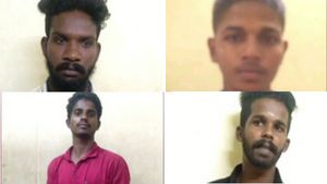 தியேட்டர் பாத்ரூமில்.. உன் மனைவியை வீடியோ எடுத்துட்டோம்.. நாசகார நால்வர் கும்பல்.. கூண்டோடு கைது! 