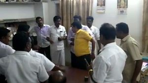 கடலூர் தேர்தல் அதிகாரியை சரமாரியாக தாக்கும் அதிமுகவினர்.. வைரலாகும் வீடியோ 