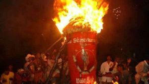 திருவண்ணாமலை கார்த்திகை தீபம் -  2668 அடி உயர மலை மீது மகா தீபம் ஏற்றப்பட்டது 