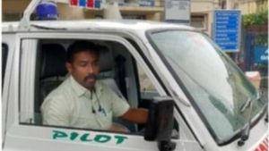 டிரைவர் இல்லையா.. சாவியை கொடுங்க.. ஆம்புலன்ஸை ஓட்டி உயிரை காத்த போலீஸ்காரர்.. சபாஷ் சபாஷ்! 