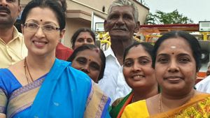 நமீதாவுக்கு நோ... ராதாரவிக்கு நோ... பாஜகவுக்காக கவுதமி களமிறங்கிய பின்னணி 