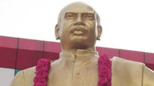 காமராஜர் சிலைக்கு செருப்பு மாலை... சமூக விரோதிகளுக்கு தலைவர்கள் கண்டனம் 