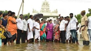 தூத்துக்குடியில் ஆவேசம் காட்டிய மக்கள்... கனிவு காட்டிய கனிமொழி 