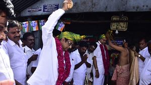 நேர்த்திக்கடனை நிறைவு செய்த கார்த்தி சிதம்பரம்... கோவில்களில் வழிபாடு 