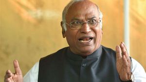 கர்நாடகாவில் ஜேடிஎஸ்- உடன் இணைந்து மீண்டும் ஆட்சி அமைக்க தயங்கமாட்டோம்- மல்லிகார்ஜூன கார்கே 