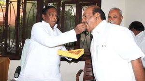 ஜார்கண்ட் வெற்றி.. சபாநாயகர் சிவக்கொழுந்து கொண்டாட்டம்.. புதுவையில் சலசலப்பு! 