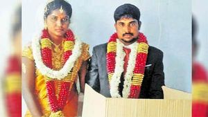 புதுத்தாலி வாசத்துடன்.. மாலையும் கழுத்துமாக பூத்துக்குள் ஓடிய மணமக்கள்.. தூத்துக்குடி அருகே! 