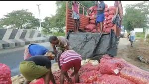 சாலையில் கவிழ்ந்த லாரி.. உருண்டோடிய வெங்காய மூட்டைகள்.. திருவள்ளூர் அருகே பரபரப்பு 