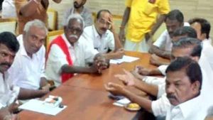 சார் நீங்க சொல்லுங்களேன்.. உள்ளாட்சி தேர்தல் நடக்குமா.. ஆட்சியரிடம் கேட்ட திமுக பிரமுகர் 