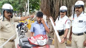ஒரே நேரத்தில் 70 டிராபிக் ரூல்ஸ் பிரேக்.. பைக் விலைக்கு ஈடாக அபராதம்.. ஸ்டன்னான மஞ்சுநாத் 