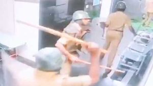 மருத்துவமனைக்குள் கண்ணீர் புகை குண்டை வீசிய போலீஸ்.. மங்களூர் ஷாக்! 