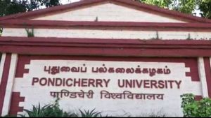 ஜனாதிபதி கைகளால் பட்டத்தை வாங்க மாட்டோம்.. புதுவை பல்கலைக்கழக மாணவர்கள் முடிவால் பரபரப்பு 