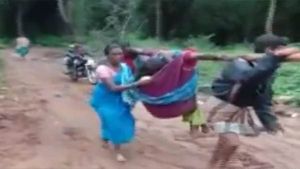 ஈரோடு அருகே பிரசவத்துக்காக. 6 கி.மீ தொட்டில் பயணம்... கொட்டும் மழையில் தவித்துப்போன கர்ப்பிணி 
