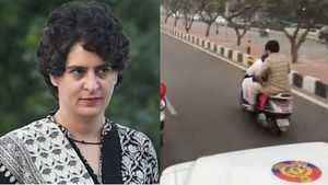 பிரியங்கா காந்தியை டூ வீலரில் அழைத்து சென்ற காங். தொண்டருக்கு ரூ6,100 அபராதம் விதித்த லக்னோ போலீஸ் 