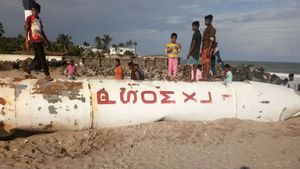  மீனவர்கள் வலையில் சிக்கிய ராக்கெட் பூஸ்டர்.. கூட்டம் கூட்டமாக வேடிக்கை பார்த்த மக்கள்