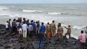புதுச்சேரி கடலில் மூழ்கி பெங்களூர் ஐடி ஊழியர் பலி.. இளம் பெண்ணுக்கு தீவிர சிகிச்சை 